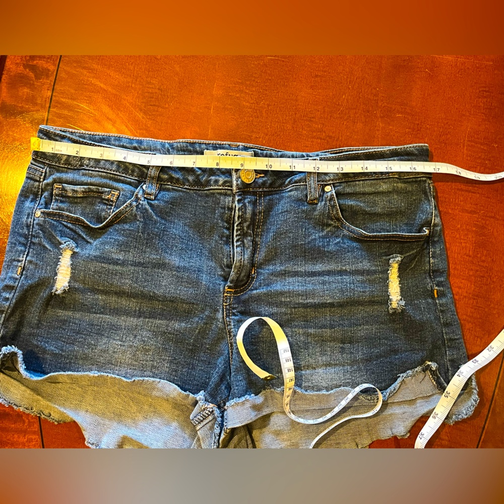 Distressed ripped denim shorts. High-rise, 5 pockets. Medium washed blue. Sz 12 - Picture 6 of 8